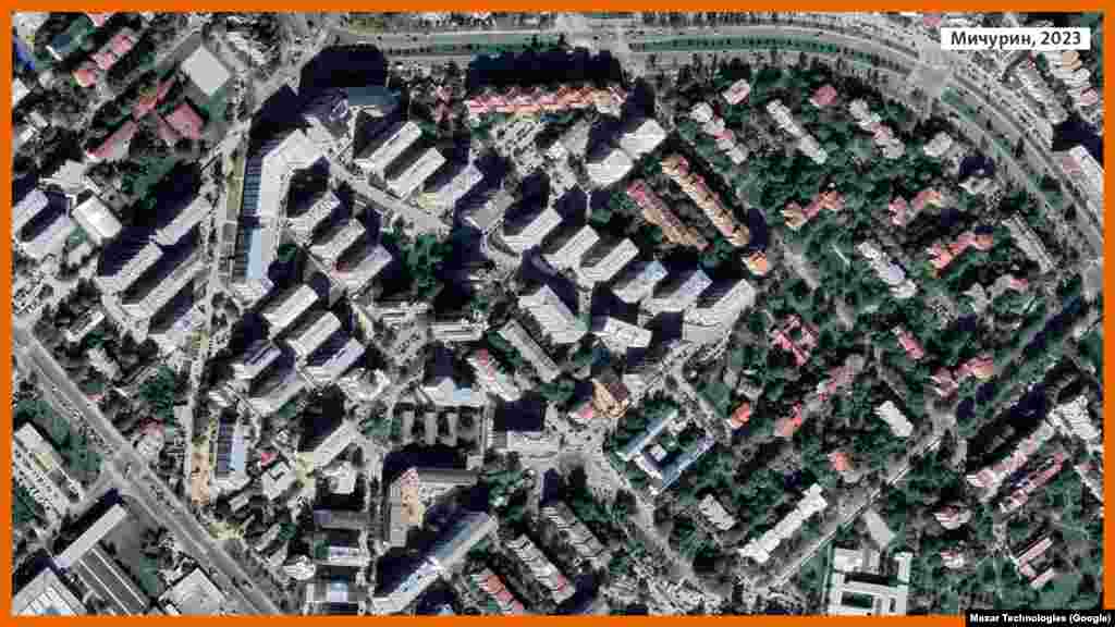 Mičurin, naselje nazvano po ruskom botaničaru, izraslo je od naselja niskih kuća i zgrada u atraktivnu lokaciju za izgradnju višespratnica. U posljednje dvije decenije broj stanovnika raste, a atraktivan je i zbog blizine centra Skoplja. 