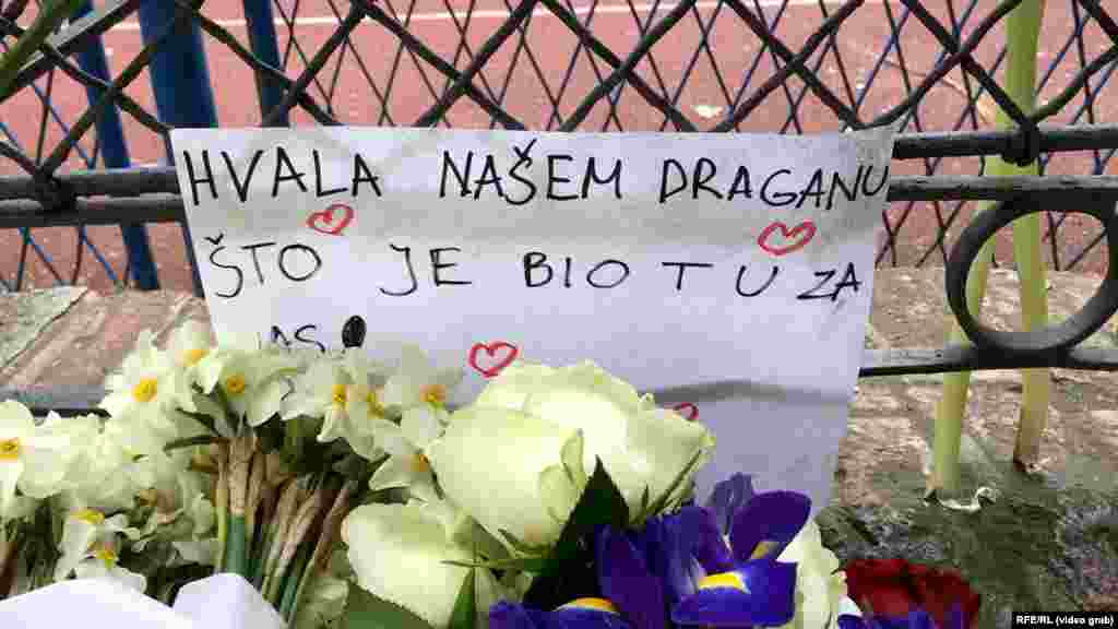 "Hvala našem Draganu što je bio tu za nas", jedna je od poruka za preminulog radnika obezbeđenja. 