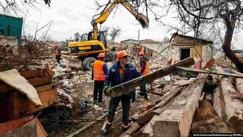 Із фінансуванням допомагає уряд Японії в межах Програми розвитку ООН. За рахунок наданої допомоги планують демонтувати до 130 приватних будинків, які найбільше постраждали під час бойових дій. Про це повідомляє міськрада Ірпеня