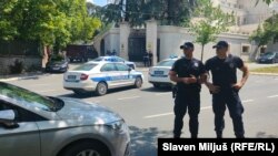 Ministar unutrašnjih poslova Srbije Ivica Dačić je u obraćanju medijima rekao da nije još poznato da li je napadač delovao sam ili je deo organizovane grupe. Na fotografiji: policajci ispred zgrade Ambasade Izraela u Beogradu, 29. jun 2024.