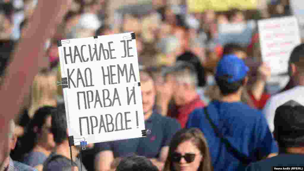 Okupljeni su, kako su javili reporteri RSE, uzvikivali &quot;Ostavke, ostavke&quot; (na fotografiji detalj sa protesta).