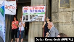 'Ne litijum u Srbiji, ne rudarenje, izvlačenje, recikliranje, zagađenje", piše na plakatu koji drže demonstranti na protestu u Beogradu, 11. jula zbog projekta Jadar.