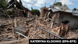 Жінка оглядає руїни свого будинку після обстрілу Оріхова, поблизу лінії фронту в Запорізькій області, 10 червня 2024 року