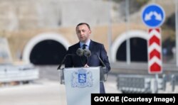 საქართველოს პრემიერ-მინისტრი, ირაკლი ღარიბაშვილი რიკოთის მაგისტრალური გზის 27-კმ-იანი მონაკვეთის გახსნისას. ტრიბუნაზე გამოსახულია გერბი სწორედ ლურჯი კონტურით და ლურჯო ფონი აქვს წმინდა გიორგისაც.