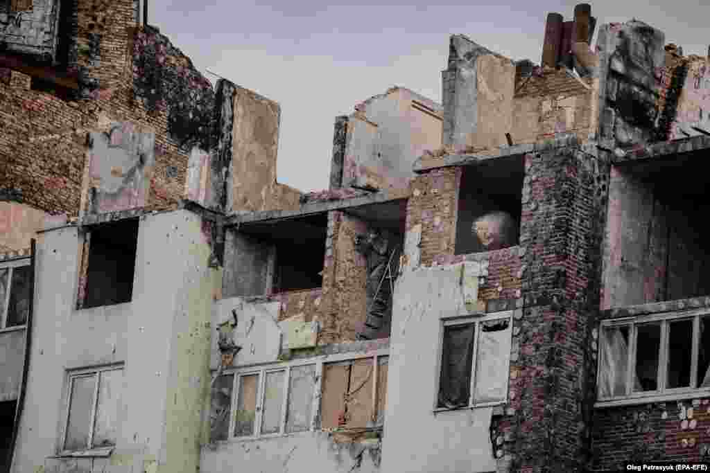 Nekada je bio dom za oko 65.000 ljudi. Najmanje 37 visokih stambenih zgrada u gradu proglašeno je neuseljivim.