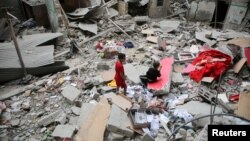 Palestinska deca na mestu izraelskog vazdušnog napada u Rafi, 27. april 2024.