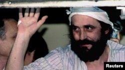 Vuk Drašković, lider Srpskog pokreta obnove maše pristalicama 9. jula 1993. sa prozora svoje bolničke sobe nakon oslobađanja