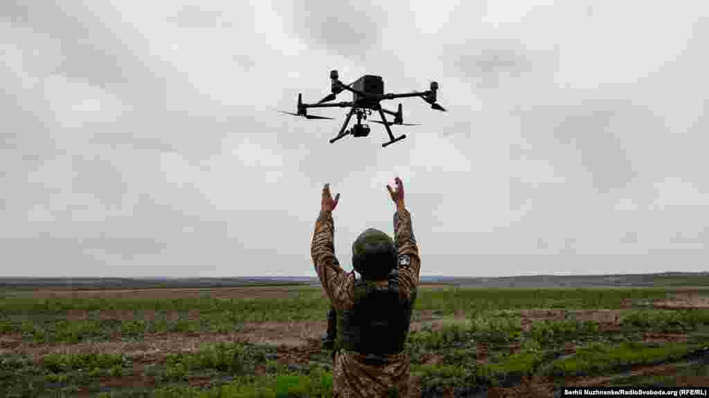 У цей час працюють аеророзвідники – ретельно оглядають місцевість через невеликі монітори і вишукують ціль, яку артилерія може вразити і тим самим запобігти активним  діям російських сил проти ЗСУ