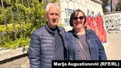 Penzioneri iz Sarajeva Meliha i Sead kažu da su bili Titovi pioniri i da bi podržali ideju da njegov grob bude prebačen u Sarajevo, ukoliko ga "Beograd ne želi".