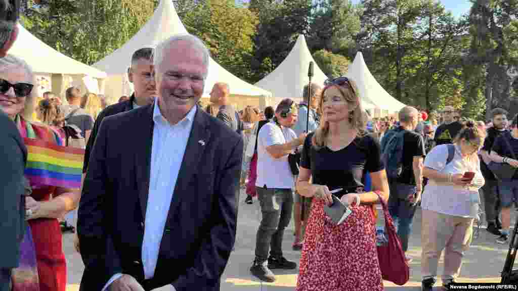 Na Paradi su bili predstavnici ambasada zapadnih zemalja. "Bitno je da smo ovde svi zajedno i da svi imaju prava da šetaju gde god žele", rekao je ambasador Sjedinjenih Američkih Država u Srbiji Christopher Hill.
