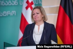 ნენსი ფეზერი, გერმანიის შინაგან საქმეთა ფედერალური მინისტრი საქართველოში.