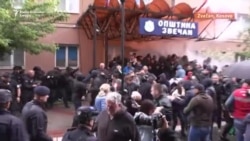 Uz suzavac, gradonačelnici ušli u kancelarije na severu Kosova Uz suzavac, gradonačelnici ušli u kancelarije na severu Kosova