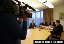 Predsednik Srbije Aleksandar Vučić i premijer Kosova Aljbin Kurti sa evropskim zvaničnicima u Briselu u februaru 2023.