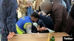 گفته میشود این زن جوان در بابل در پی تیراندازی نیروهای حکومتی در ارتباط با پوشش زنان دچار حمله عصبی شده است