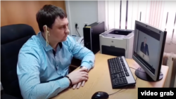 "Nikada se neću odreći svojih stavova, postupaka ili ubeđenja", rekao je regionalni poslanik u Rusiji Mihail Abdalkin koji je kažnjen zbog video snimka na kojem ismeva Putinov govor o stanju nacije tako što je držao rezance na ušima.