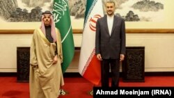 Saudijski ministar spoljnih poslova princ Fejsal bin Farhan i njegov iranski kolega Hosein Amir-Abdolahjan u Pekingu, 6. aprila