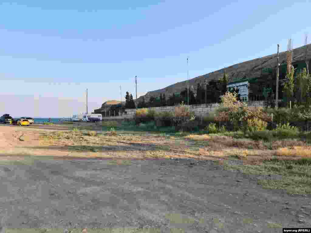 Здесь раньше располагалась копия линкора Британской империи «Повелитель морей»