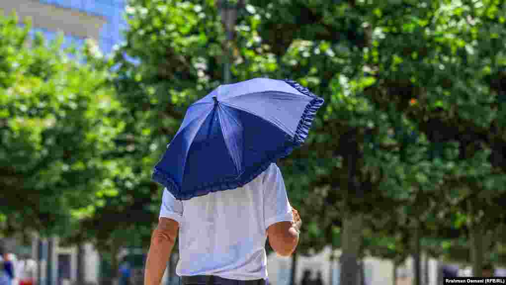 Ministarstvo zdravlja Kosova je upozorilo na opasnost od toplotnog udara, pa je preporučilo da se osobe sa hroničnim bolestima ne izlažu suncu u periodu od 10 do 17 časova 