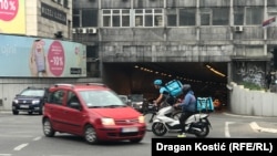 Profesor Saobraćajnog fakulteta Milan Vujanić smatra da bi sami vozači trebalo da doprinesu sopstvenoj bezbednosti. Saobraćaj u centru Beograda.