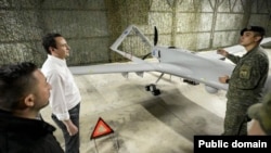 Tadašnji premijer Albin Kurti najavio je kupovinu dronova Bayraktar iz Turske 2023. godine.