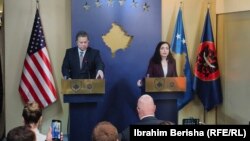 Izaslanik SAD za Zapadni Balkan Gabrijel Eskobar i predsednica Kosova Vjosa Osmani na konferenciji za novinare u Prištini, 13. mart 2024.