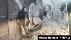 Djevojka u razruženom starom dijelu Mostara, 1993.