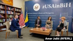 Novinar RSE Andi Mioč (lijevo) sa američkim izaslanicima Rashadom Hussainom, Desirée Cormier Smith i Deborom Esther Lipstadt 12. jula u Sarajevu