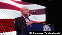 Američki ambasador Džefri Hovenier tokom govora u Ambasadi SAD u Prištini