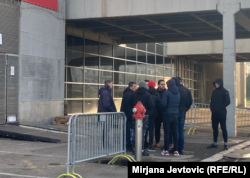 Grupa mladića bez oznaka koji su sprovodili autobuse oko Arene