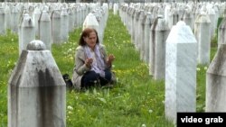 Nura Begović na mezaru brata Adila Suljića u Memorijalnom centru u Potočarima.