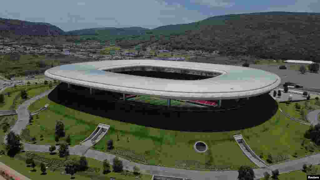 Estadio Akron, გვადალახარა, მექსიკა ადგილი, სადაც ჩიჩარიტო დაიბადა. 2010 წელს აქ „ჩივასმა“ ამხანაგურ შეხვედრაში „მანჩესტერ იუნაიტედი“ მიიღო. ჩიჩარიტომ პირველი ტაიმი ერთი, ხოლო მეორე ტაიმი მეორე გუნდის მაისურით ჩაატარა. სწორედ ასე გამოემშვიდობა ის მშობლიურ კლუბს და შეეგება ბრიტანელებს. Estadio Akron-ს მისი გამორჩეული არქიტექტურის გამო ხშირად ვულკანსაც ადარებენ.