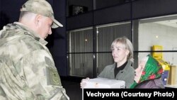 Penzionerka daje Gladijatorima kutiju čarapa.