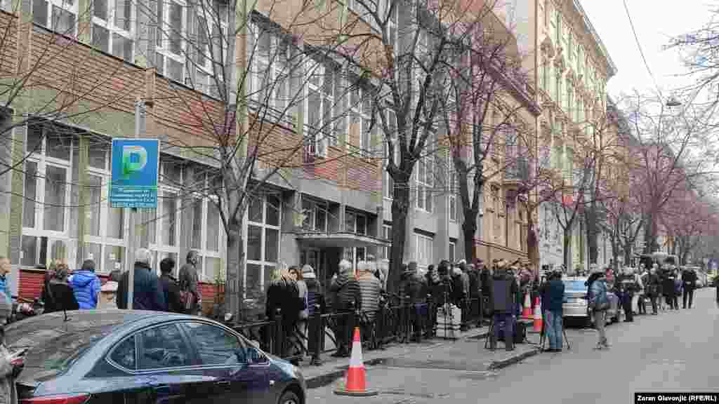 Građani su u redu čekali da odaju poštu stradalima.  