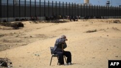 Muškarac sjedi u kampu za raseljene osobe u Rafahu na jugu Pojasa Gaze uz granicu sa Egiptom, 28. aprila 2024., usred tekućeg sukoba između Izraela i palestinske militantne skupine Hamas.