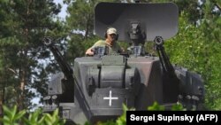 До пакету, зокрема, увійшли понад 10 тисяч снарядів до самохідних зенітних установок Gepard