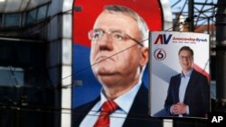 Predizborni plakati na kojima se vidi Aleksandar Vučić (desno) i ultranacionalistički lider Srpske radikalne stranke Vojislav Šešelj (na bilbordu levo), Beograd, 30. mart 2017. godine