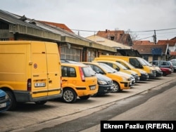 Parkirana poštanska vozila u Gračanici.