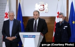 2020 წლის აპრილი. მთავრობის ადმინისტრაცია. ირაკლი ჩიქოვანი დაავადებათა კონტროლისა და საზოგადოებრივი ჯანმრთელობის ეროვნული ცენტრის ხელმძღვანელებთან ერთად ბრიფინგს მართავს.