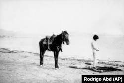 Kabir Džan (27) moli se pored jezera Karga na obodu Kabula 9. juna. On iznajmljuje svog konja Tadždara, čime mesečno zarađuje novac u vrednosti od oko 130 evra.