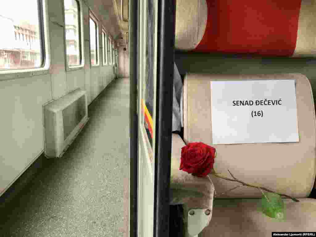 Simbolično, na sedištima kupea postavljene su ruže i imena nastradalih. Najmlađa žrtva zločina u Štrpcima imala je 16 godina, a najstarija 59.  