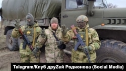 Andrej Rodionov (u sredini) sa ljudima za koje tvrdi da su dobrovoljci iz Srbije