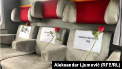 Ruže i imena stradalih na sedištima kupea tokom obeležavanja 30 godina od zločina u Štrpcima, Podgorica, 27. februar 2023.