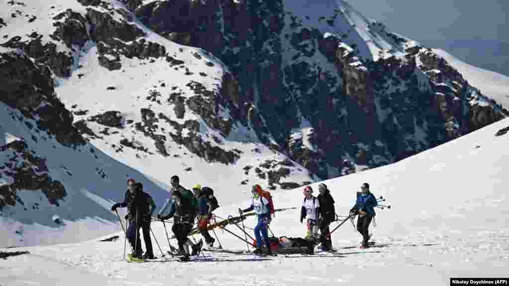 Grupa volontera vuče osobu sa invaliditetom na planinu. Neki od dobrovoljaca koji su učestvovali u ekspediciji 23. marta doputovali su iz Varne, na krajnjem istoku Bugarske, da bi učestvovali. Najmlađi volonter imao je samo sedam godina.  