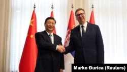 Rukovanje Sija i Vučića na početku bilateralnih susreta, 8. maj 2024.