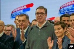 Predsednik RS Milorad Dodik, predsednik Srbije Aleksandar Vučić i premijerka Srbije Ana Brnabić tokom obraćanja pristalicama posle izbora, Beograd, 17. decembar 2023.