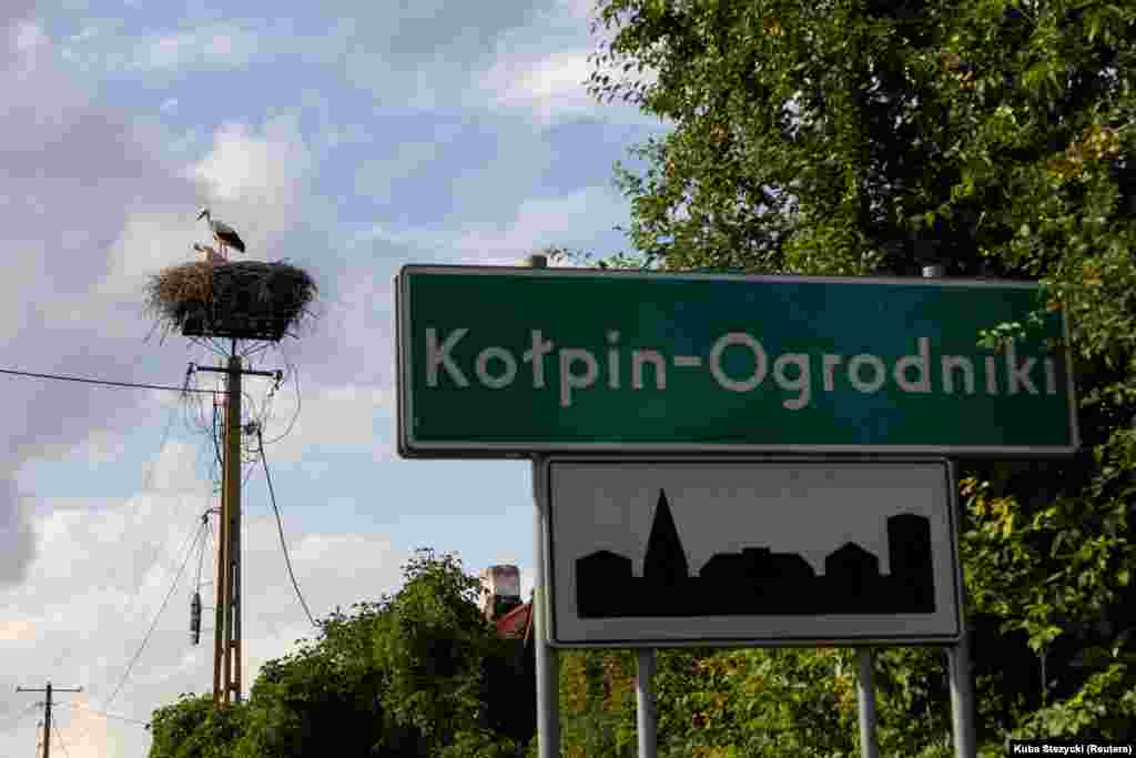 Drugi mještani u poljskom selu prijavili su da su čuli helikoptere kako lete posljednjih dana iznad bjeloruske teritorije u blizini granice. Poljska je članica NATO-a od 1999. godine.