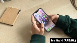 Agencija Ujedinjenih nacija za obrazovanje, nauku i kulturu (UNESCO) je u julu 2023. preporučila zabranu mobilnih telefona u školama, jer pametni telefoni "ometaju učenike i imaju negativan efekat na proces učenja".