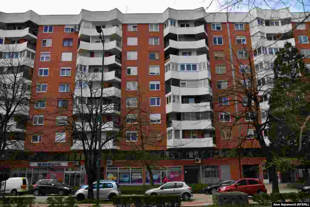 U ovoj zgradi u sarajevskom naselju Grbavica se nalazi atomsko sklonište.  Zgrada je bila na liniji razgraničenja između Vojske Republike Srpske i Armije BiH tokom rata devedesetih godina prošlog vijeka.