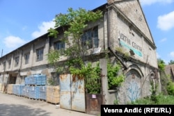 Zgrada bivšeg logora Topovske šupe, koju danas koriste privatne firme.