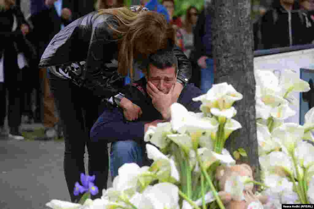 Ispred škole je bio i odbojkaški trener Dragan Kobiljski, otac ubijene devojčice. Ona je među devet žrtava masovne pucnjave 3. maja. 